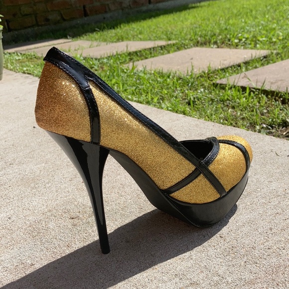 *HP 11/23* NIB gold ShoeDazzle heels - Picture 2 of 7